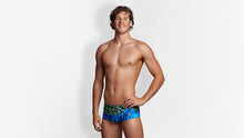 Load image into Gallery viewer, Mens Sidewinder Trunks Purry Palm
