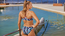 Load image into Gallery viewer, Womens Sports Top Pengoo Parade
