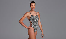 Load image into Gallery viewer, Womens Twisted One Piece Bar Tack
